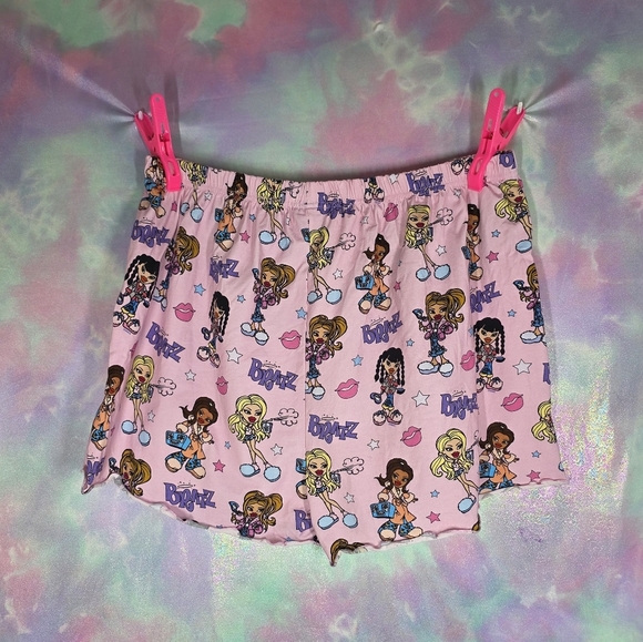 Cakeworthy x Bratz Pink AOP Cropped Pajama Shorts Size 4XL - Picture 7 of 7